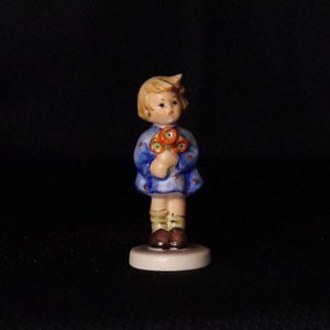 Girl w/ flowers - Vintage Hummel